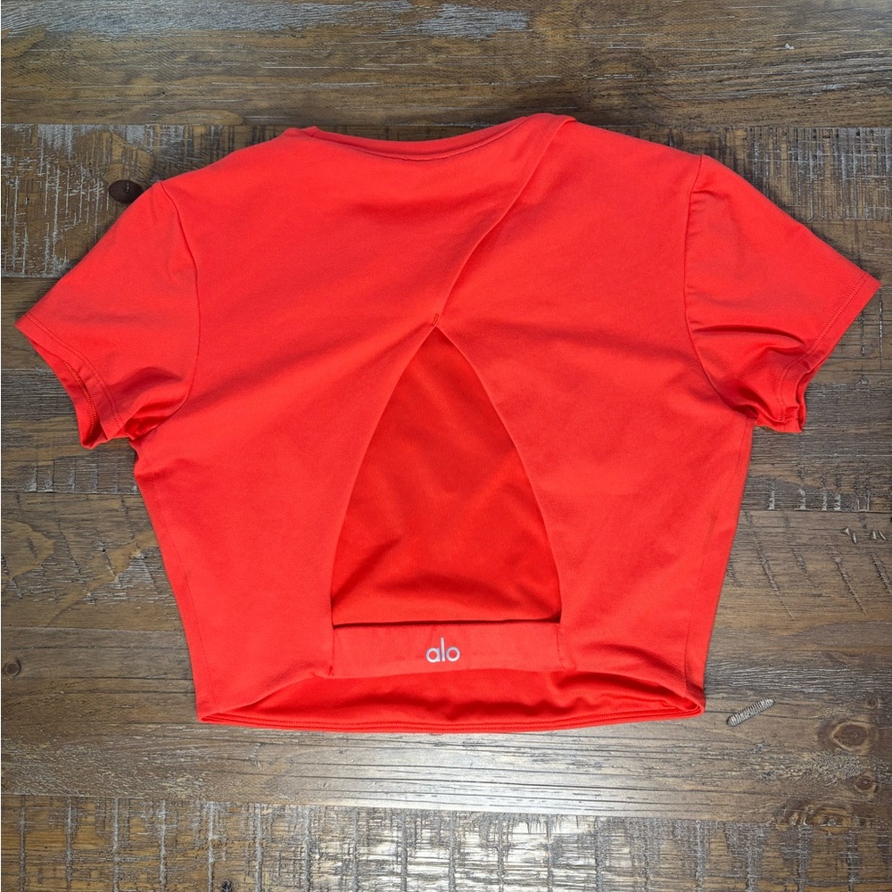 ALO Yoga- Alosoft Cropped Backspin Short Sleeve - Red Hot Summer
